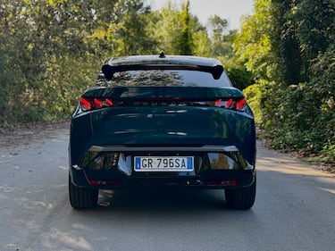 Peugeot E-3008: la gallery del nuovo SUV Fastback elettrico francese 4