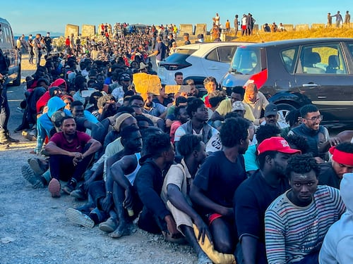 Sanchez deporta come Trump, i migranti sui furgoni e Ceuta: quindi, oggi…