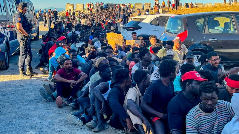 Sanchez deporta come Trump, i migranti sui furgoni e Ceuta: quindi, oggi…