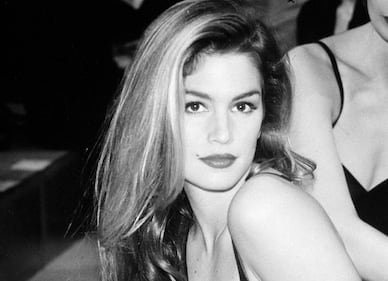 Cindy Crawford hot, in topless e jeans per Vogue 18