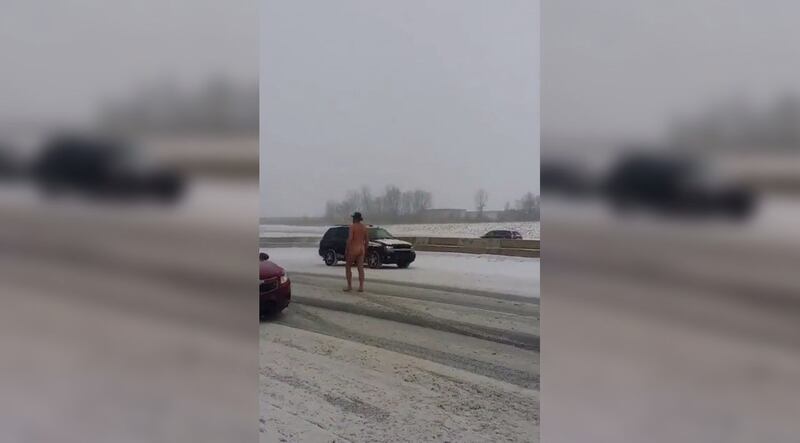 Uomo nudo in autostrada 4