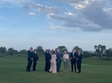 G7, i leader riuniti per la foto di gruppo 2