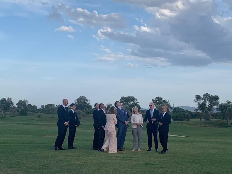 G7, i leader riuniti per la foto di gruppo 2