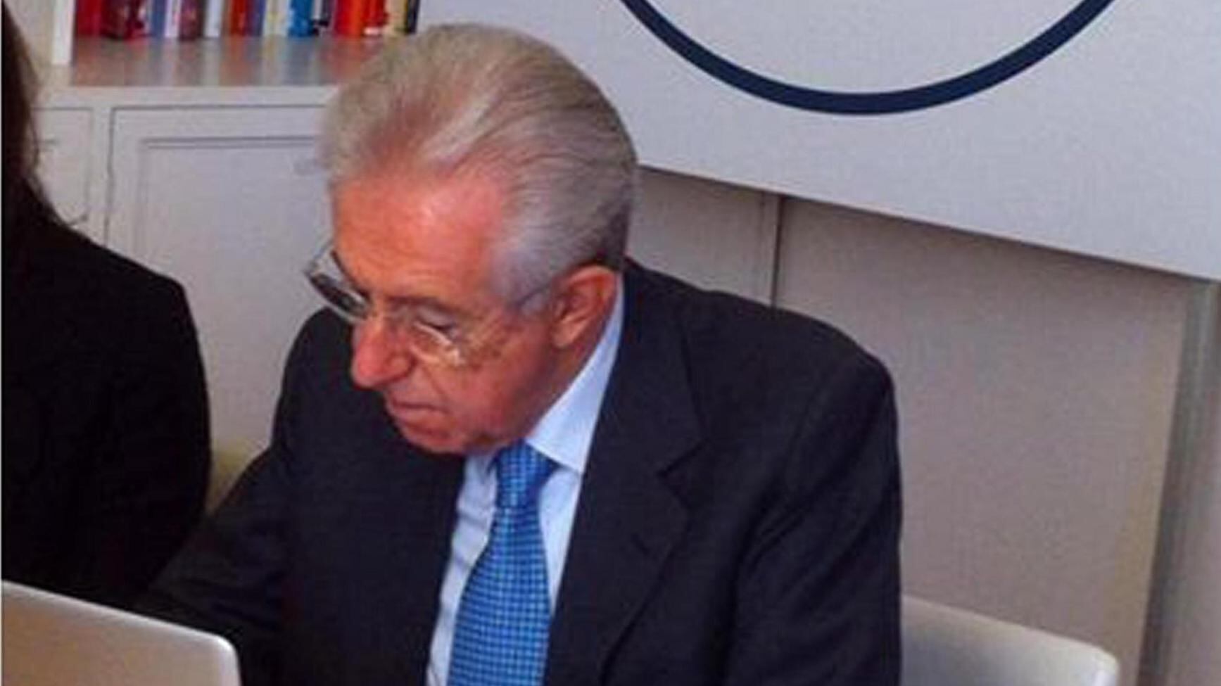 Il premier boccia la legge elettorale E va a cercare voti pure su Twitter