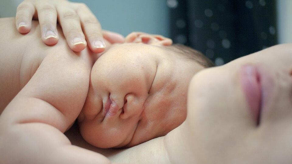 Neonata muore nel lettone: forse schiacciata dalla mamma