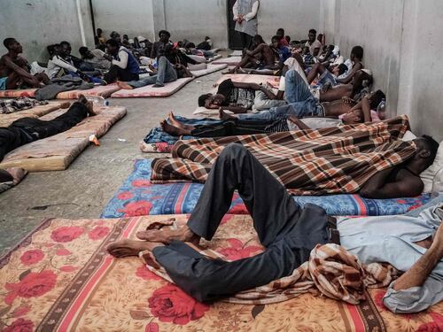 Migranti, il cardinale ipotizza che possano sbarcare santi