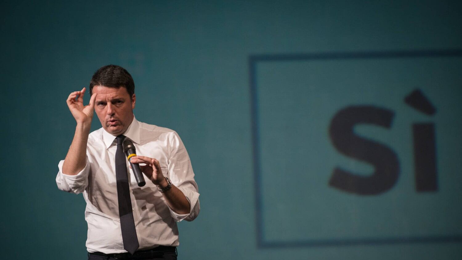Renzi cade sul volo di Stato: chiede il Sì con l'elicottero