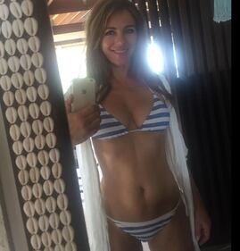 Liz Hurley esplosiva in bikini  3