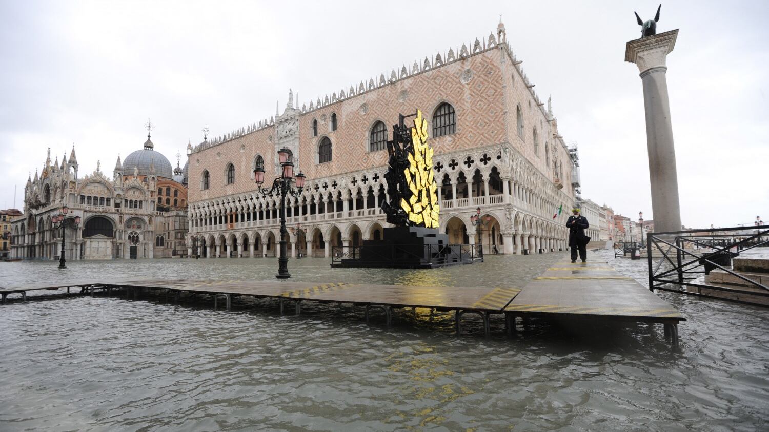 Previsioni errate, niente Mose. Venezia finisce ancora a mollo