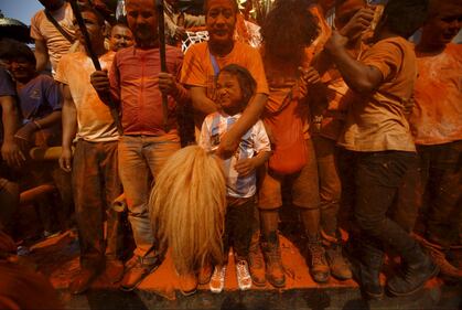 Polvere rossa, canti e balli: il Nepal celebra la primavera 1