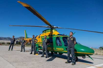 Il reparto volo della Guardia di Finanza: l'occhio che vigila sulle coste italiane 12