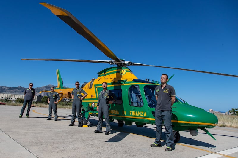 Il reparto volo della Guardia di Finanza: l'occhio che vigila sulle coste italiane 12