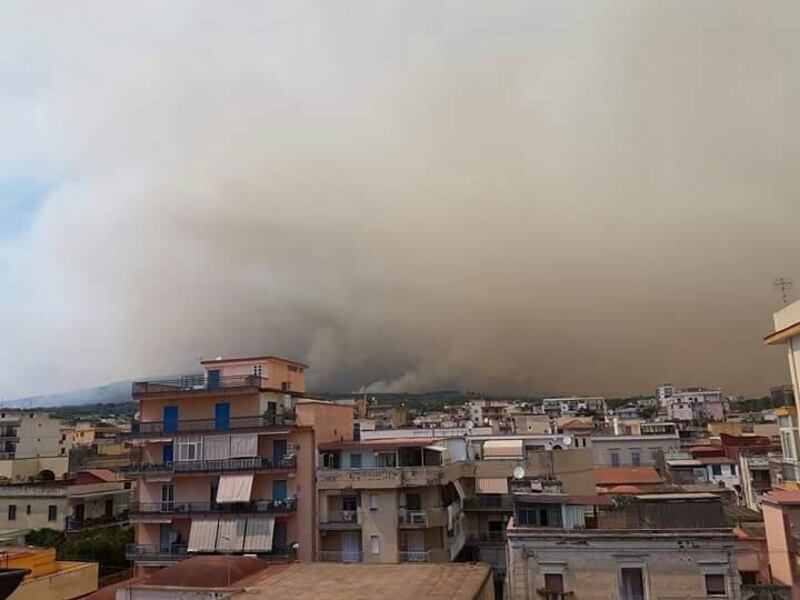 Gli incendi divampano sul Vesuvio 1