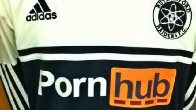 Pornhub sponsorizza due squadre italiane: "Ci sono milf, lesbian e brunette"