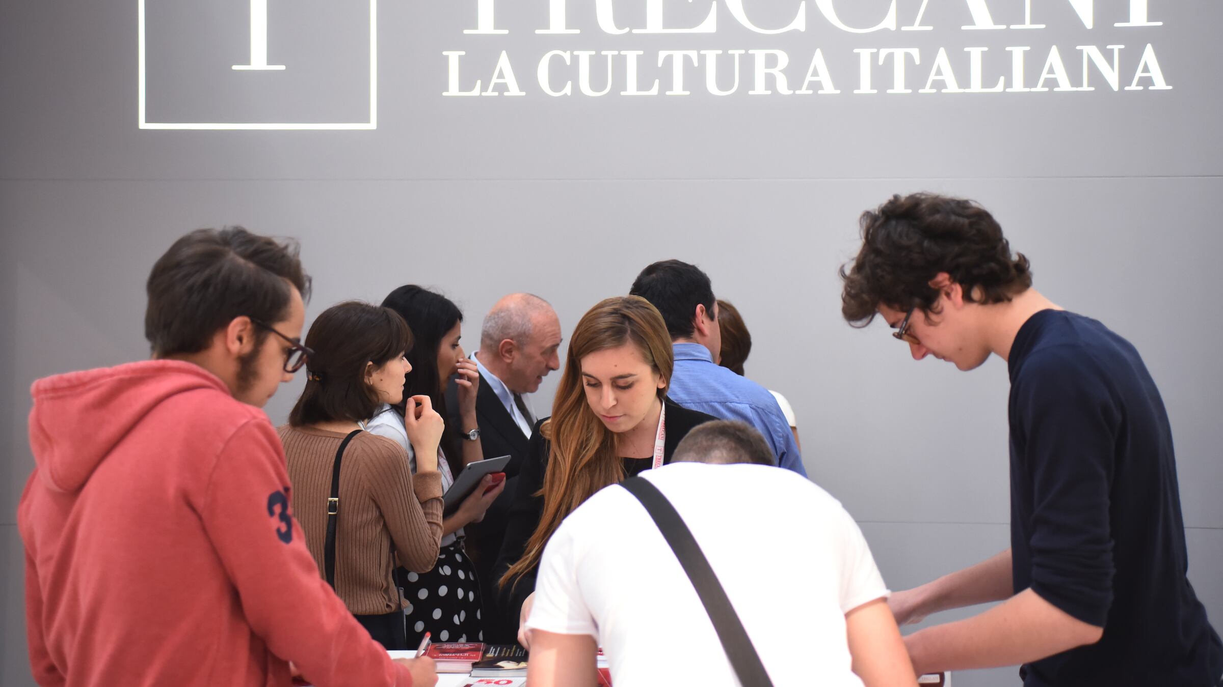 La nuova parola della Treccani è "infobulimia" (e ne soffriamo tutti)