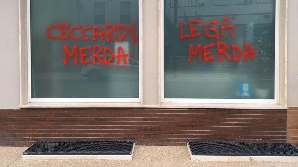 "Ceccardi m***a, Lega m***a":scritte offensive sui vetri di un locale
