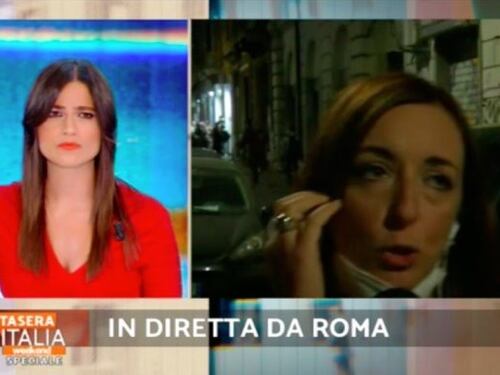 Aggressione per la troupe Mediaset che documentava la movida: "Ficcatela nel c... la telecamera"