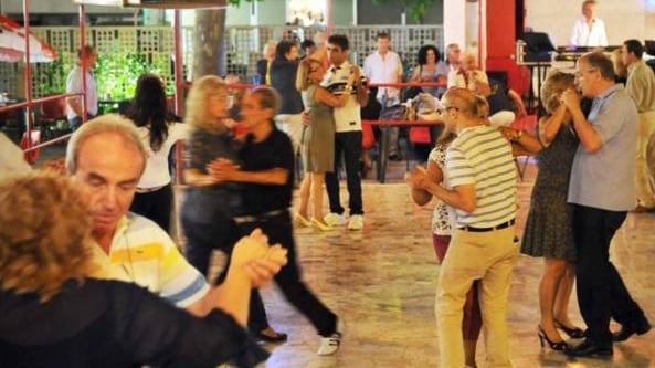 L'ultima sfida dei Casadei: "Il liscio insegnato a scuola"