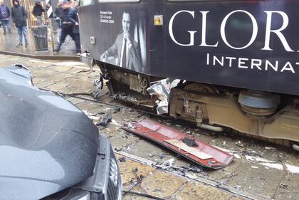 Auto si scontra con tram in centro a Milano 3