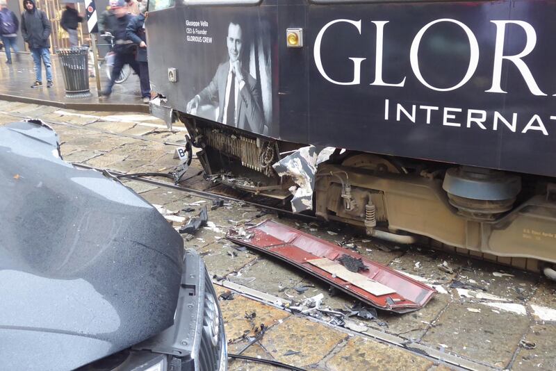 Auto si scontra con tram in centro a Milano 3