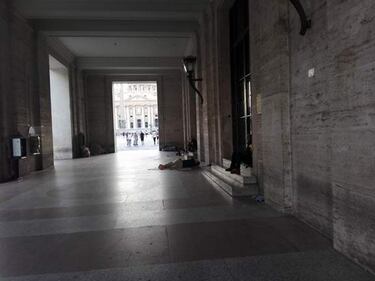 Degrado a San Pietro tra sporcizia, rom e clochard 14
