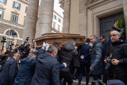 La famiglia, gli amici, i vip: il mondo della tv saluta Costanzo 7
