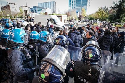 Bombe carta, fumogeni e pestaggi: Torino nella morsa degli anarchici 5