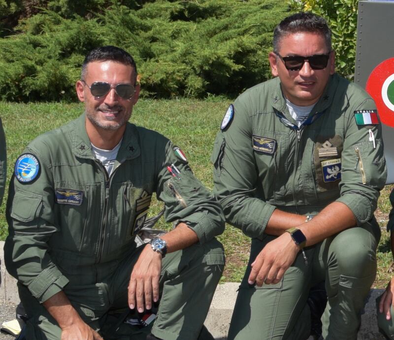 Giuseppe Cipriano (a sinistra) e Marco Meneghello (a destra), i due piloti deceduti nell'incidente aereo di Guidonia