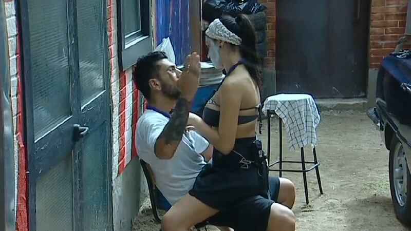 Grande Fratello 14, baci e nudi bollenti nell'idromassaggio 22