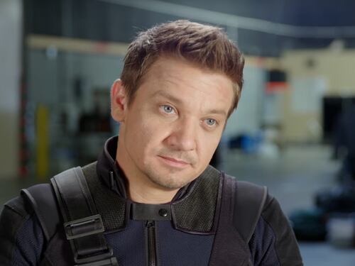 Nuovi guai per Jeremy Renner: "Ha morso nostra figlia"