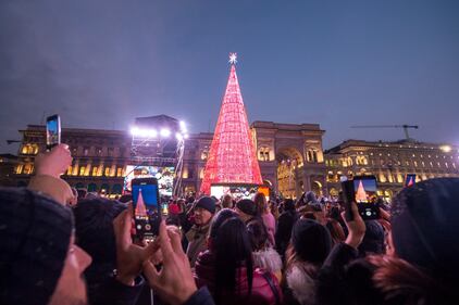 Tripudio di luci per l'accensione dell'albero di Natale in piazza del Duomo 7