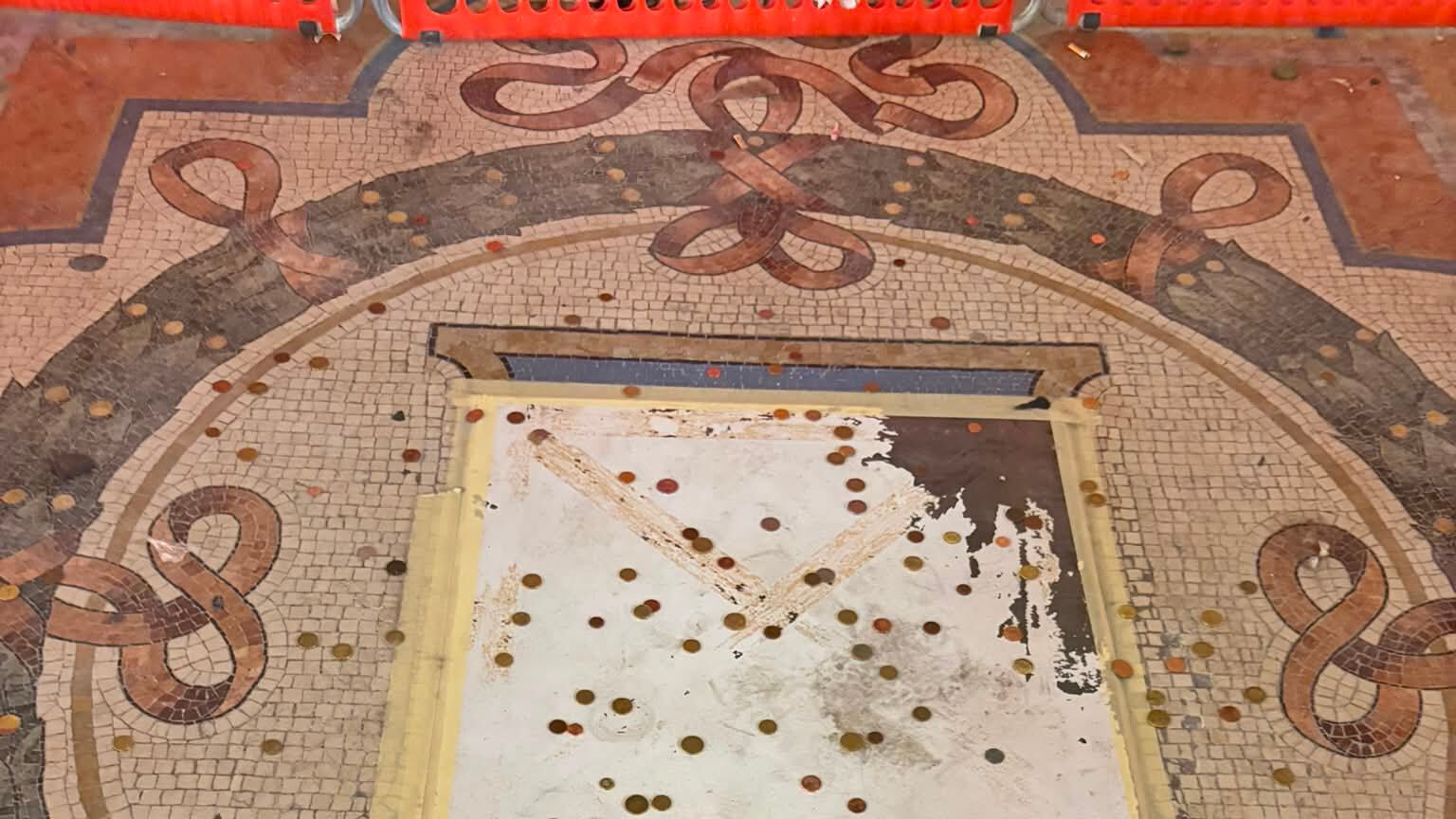 Il Comune copre il Toro “senza testicoli” della Galleria e i turisti lanciano le monetine