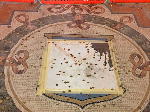 Il Comune copre il Toro “senza testicoli” della Galleria e i turisti lanciano le monetine