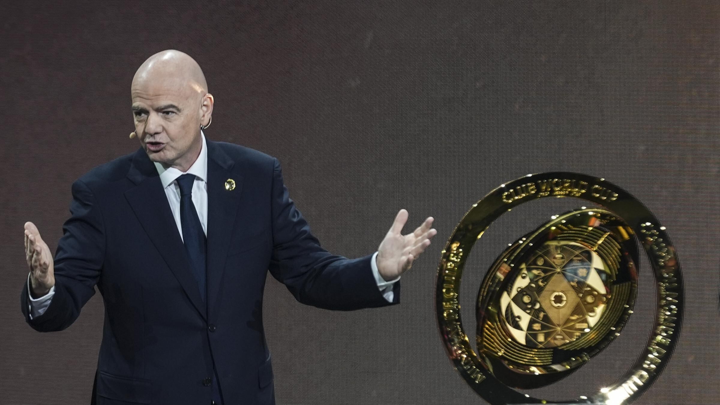 Figc-Lega avvisate. Per Infantino l'Italia è una gag