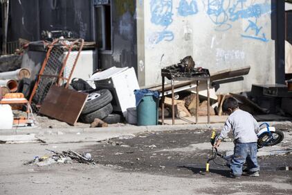 Salvini fra le baracche dei rom: "Da incivili vivere in un campo" 7