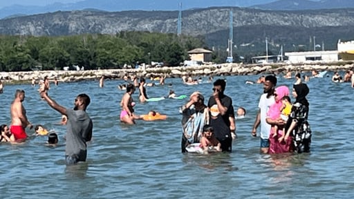"In acqua vestite non ci entrate". E scoppia la lite in spiaggia
