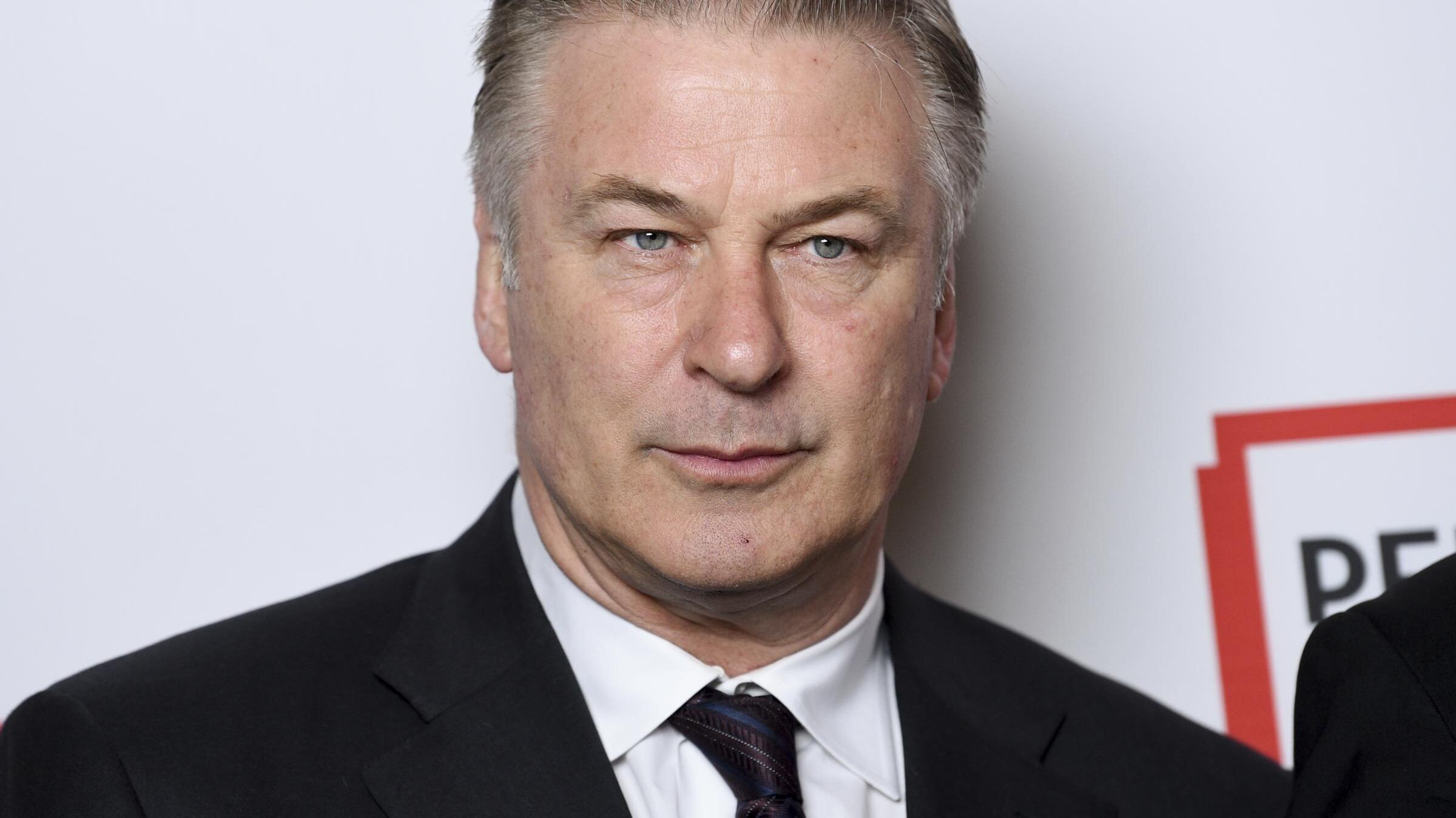 Morte sul set, Alec Baldwin si dichiara non colpevole. Ma non si presenta in tribunale