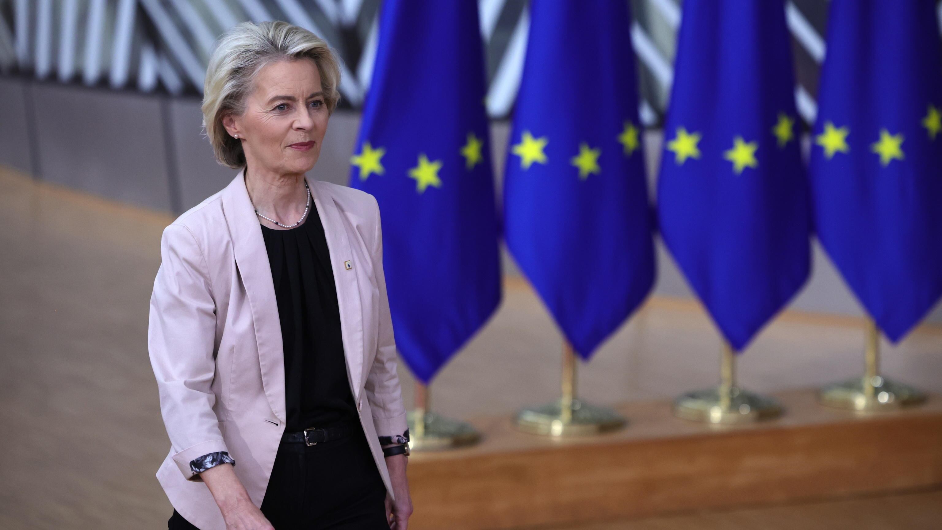“Accordo in linea col diritto Ue”. Da Ursula von der Leyen arriva l’ok al patto Italia-Albania