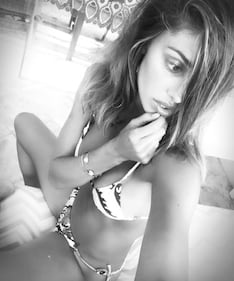 Belen Rodriguez, sexy nerd in spiaggia 7