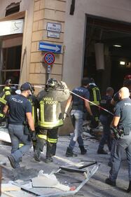Bologna, esplosione in centro: sventrato un ristorante giapponese 12