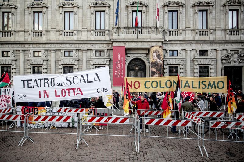 "Free Shahin". Il presidio pro Pal in piazza Scala 10