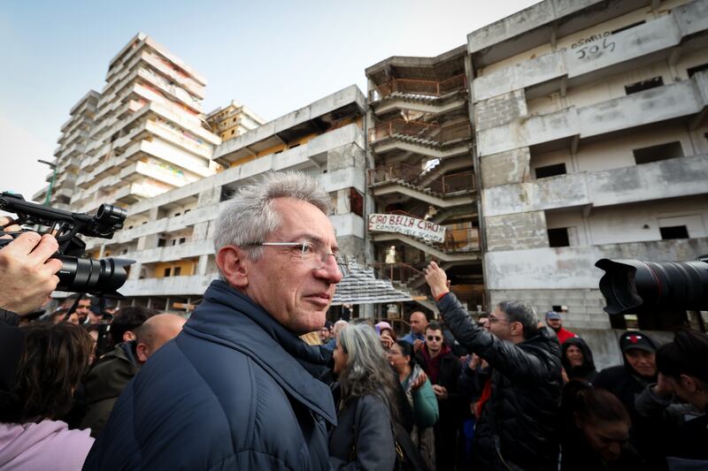 Scampia, inizia la demolizione della Vela gialla 8