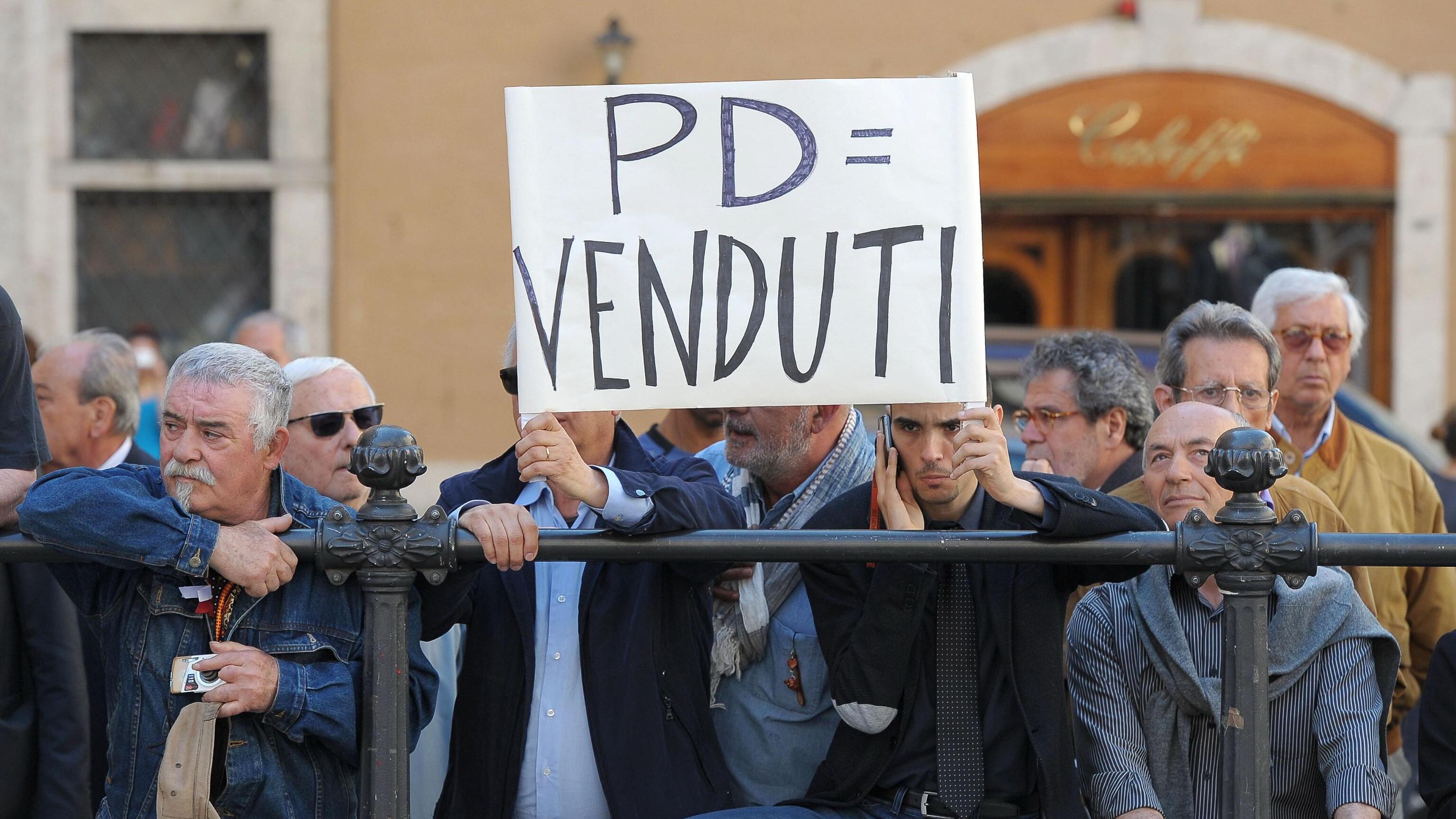 Gli elettori Pd in piazza Cori e tessere bruciate al «funerale» del partito