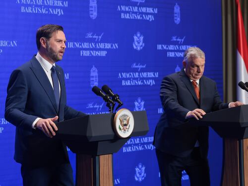 Vance in Ungheria: "Orban vincerà". E poi attacca i burocrati di Bruxelles