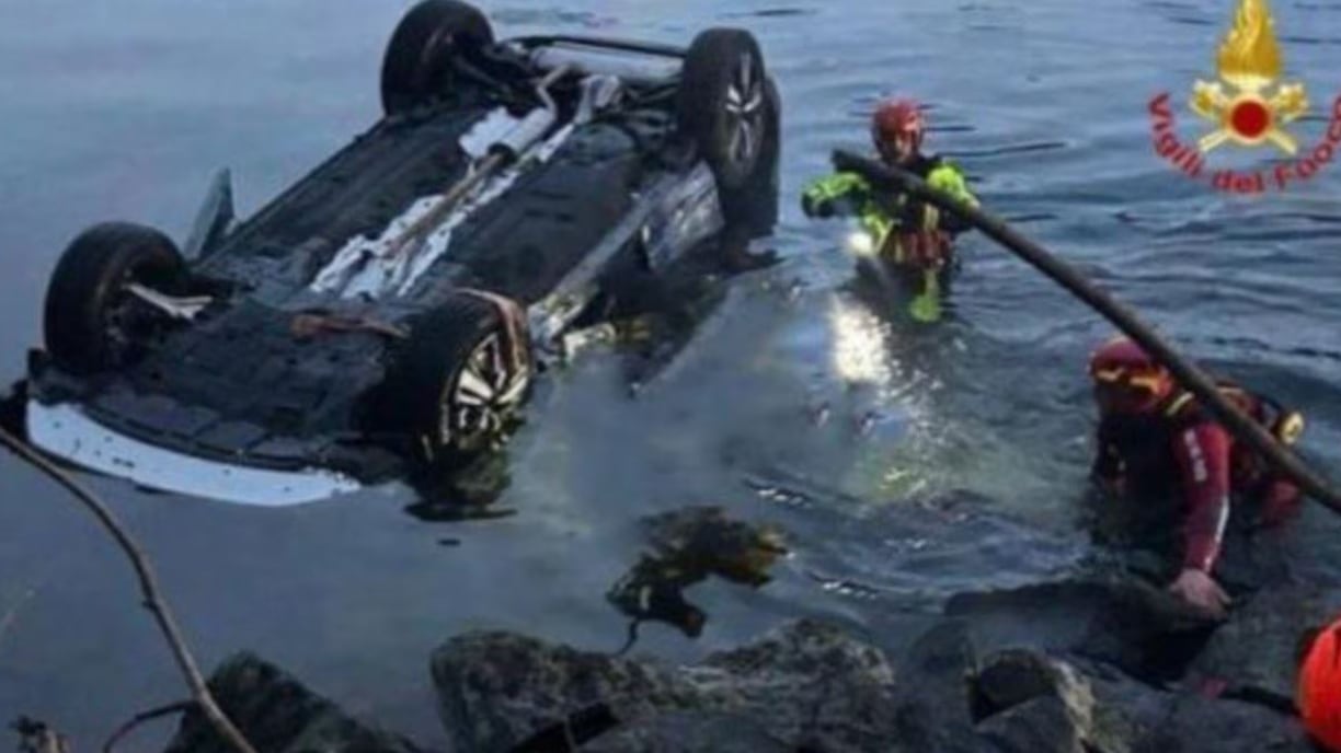 Caduti nel Lago di Como con il Suv. "Cortocircuito, non errore umano"