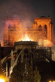 Notre Dame in fiamme: le foto del salvataggio 6