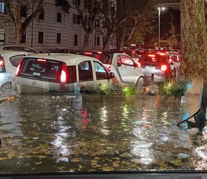 Roma paralizzata tra bomba d'acqua e scioperi 3