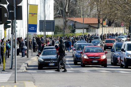 L'esercito dei nuovi poveri in coda al Pane Quotidiano di Milano: la coda è lunghissima 3