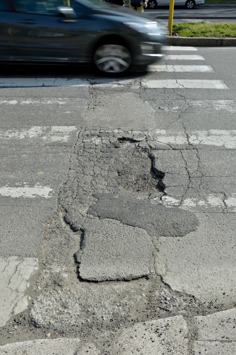 Sempre in via Berengario, dove la grossa buca è stata rattoppata alla rinfusa