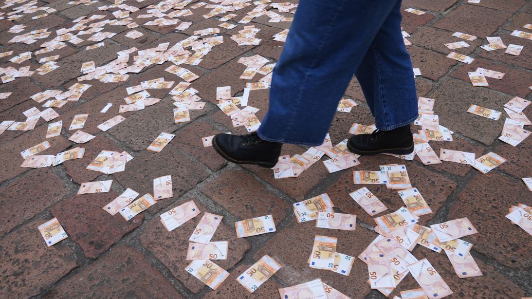 Pioggia di banconote in piazza Affari: cosa è successo?